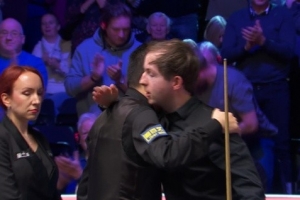 惺惺相惜！丁俊晖赛后拥抱安慰唐纳森，后者父亲上个月不幸离世